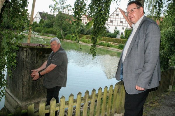 Sind fassungslos angesichts des dreisten Diebstahls am Alverdisser Torteich: Manfred Köller (links, Abteilung Abwasser der Stadt Barntrup) und Steffen Schenk (Bauamtsleiter) zeigen, wo die Teichpumpe entwendet wurde. - © Sylvia Frevert(LZ)