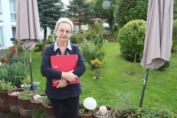 Ingrid Eichhorn-Stamac mit dem Aktenordner, der die zwangsweise Schließung des "Senioren-Wohnen Aedes" dokumentiert. Sie hat lange gebraucht, um damit fertig zu werden. - © Dieter Asbrock