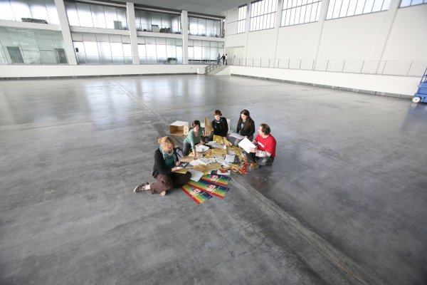 Viel Raum, aber wenig Möglichkeiten - das ist das Dilemma mit dem Hangar 21. Er wird zwar an 261 Tagen im Jahr mit zumeist kulturellen Veranstaltungen bespielt (im Bild Mitglieder der Kultur&Art-Initiative, die das Kurzfilmfestival veranstaltet). Aber die jährlichen Kosten sind hoch und werden noch steigen. Es gibt einen Sanierungsstau - und für viele anderen Ideen taugt der Hangar nicht, weil die Herrichtung viel zu teuer und damit unwirtschaftlich wäre. - © Archivfoto: Vera Gerstendorf-Welle