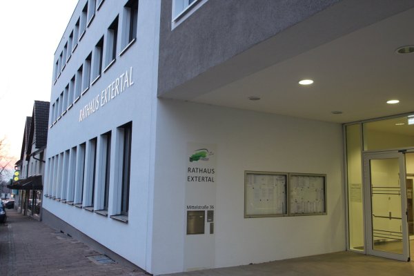 Das Rathaus Extertal, vom Eingang Mittelstraße aus gesehen. - © Jens Rademacher