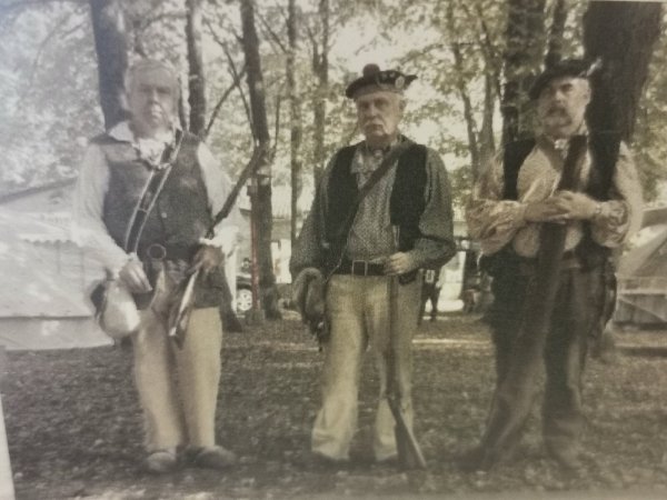 Mit den Vorderlader-Waffen auf historischen Treffen unterwegs: die Mitglieder der Humfelder Vorderlader-Schießgruppe (von links) Klaus Müller, Klaus Hoffmann und Ralf Börnicke. - © Sylvia Frevert(LZ)