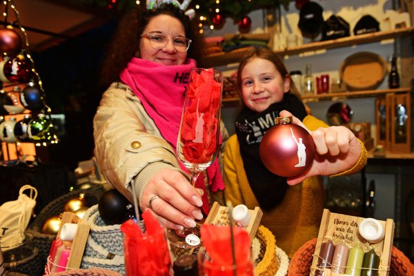 Myriam Ohlendorf gemeinsam mit ihrer Tochter Luisa in ihrem "Heimat Liebe"-Stand. - © Nicole Ellerbrake