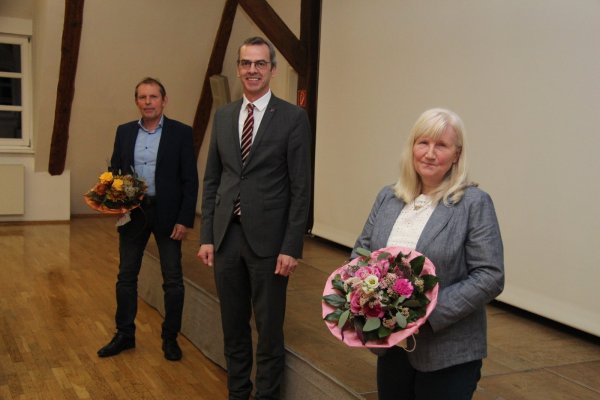 Der neue und alte Bürgermeister Jörg Bierwirth mit seinen beiden Stellvertretern Waltraud Müller und Dietmar Schmidt. Der dritte im Bunde, Jürgen Müllers, blieb der Ratssitzung fern. - © Marianne Schwarzer