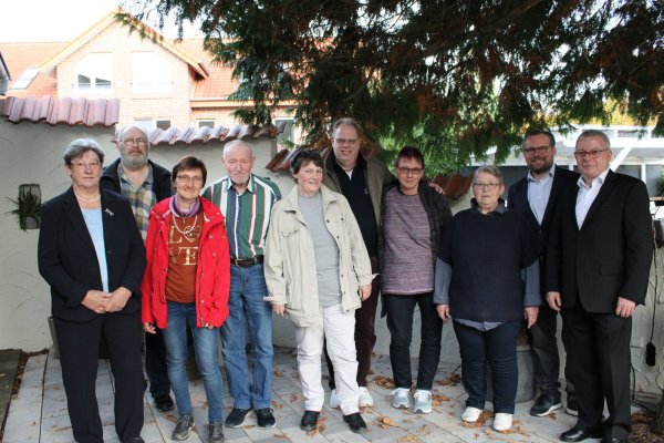 Jens Bugiel und Max Giesdorf (von rechts) ehren langjährige LZ-Boten. - © Nico Düllmann