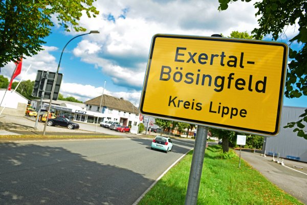 Dieses Ortseingangsschild steht in Extertal-Bösingfeld - nicht Exertal. - © Nicole Ellerbrake