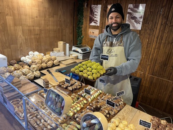 Rahul Gupta verkauft mit Leidenschaft handgefertigtes, italienisches Gebäck. - © Sandra Castrup
