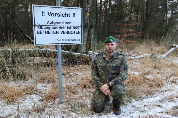 Standortfeldwebel Christian Noack ist auch für das Bundeswehrübungsgelände westlich des Stapel verantwortlich. Der 35-Jährige bittet die Bevölkerung eindringlich, die Hinweis- und Verbotsschilder zu beachten. An den Hauptwanderrouten zeigen Klapptafeln an, ob auf dem Standortübungsplatz geübt wird. - © Bundeswehr / Martin Waltemathe
