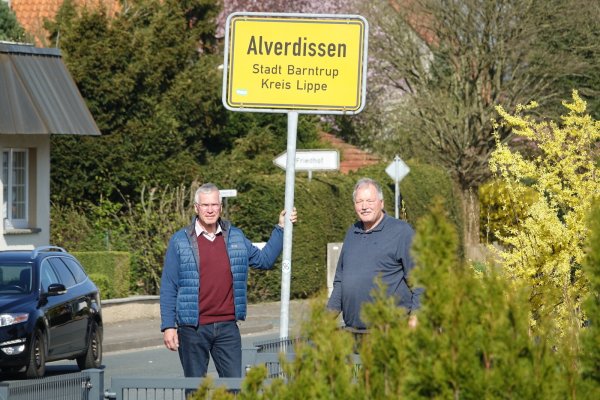 Vieles läuft 1a: Manfred Korf (links) und Willi Düwel am Ortsschild. - © Axel Bürger