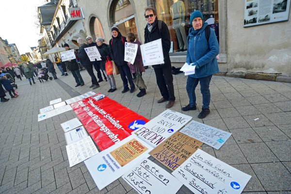 Die Mahnwache lenkt Blicke der Vorübergehenden auf sich. - © Archivbild: Nicole Ellerbrake
