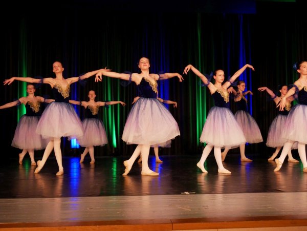 Ballett Teens: Die Tanzdarbietungen des "Flow Studios" begeistern in großer Vielfalt. - © Thomas Krügler