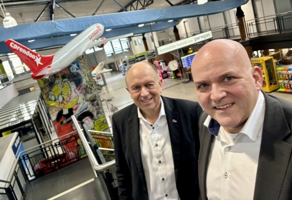 Am Flughafen Paderborn/Lippstadt sind Aufsichtsratschef Christoph Rüther (l.) und Geschäftsführer Roland Hüser mit der Entwicklung seit Ende der Pandemie sehr zufrieden. - © Jens Reddeker