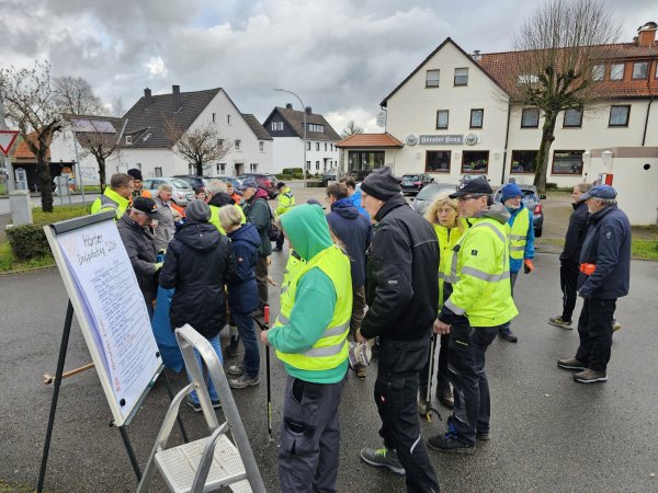 Die ersten Gruppen trugen sich am Samstag zeitig in den Planein, die Dorfgemeinschaft koordinierte die Aktion. Um die 60 Helfer machten sich auf, Hörste rauszuputzen. - © Astrid Sewing