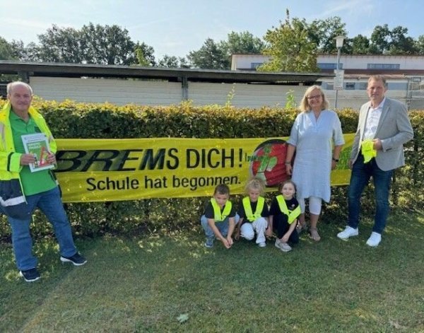Cord-Helge Meier (links) von der Kreisverkehrswacht, Schulleiterin Birgit Schöne und Jens Klusmeyer von der Lippischen Landesbrandversicherung freuen sich über die Malbücher und Sicherheitsdreiecke für die Schüler. - © Bildrechte: Grundschule Auf der Insel