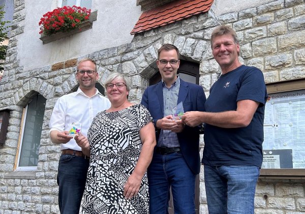 Bürgermeister Borris Ortmeier (von links), Petra Rose, Sebastian Wöhler und Klaus Düwel freuen sich über den Westfalen-Weser-Kulturpreis. - © Tamina-Shirin Marten