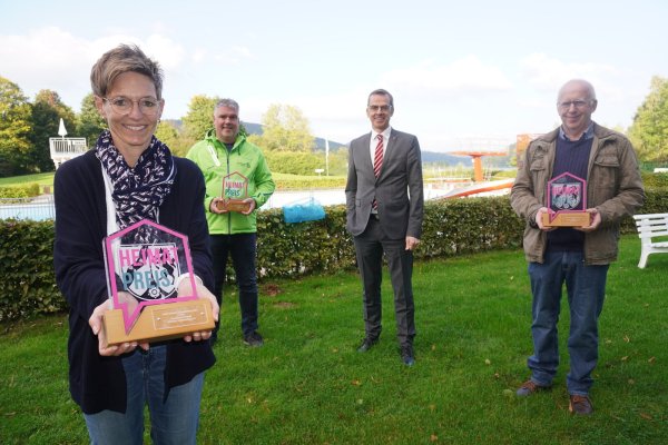 Bürgermeister Jörg Bierwirth (2. von rechts) übergibt die Heimatpreise an (von links) Dagmar Schultz (Förderverein Freibad), Jörg Kuhlemann (Heimat- und Verkehrsverein Siekholz) und Ulrich Loke (Heimat- und Verkehrsverein Brakelsiek).  - © Michaela Weiße