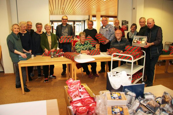 Bürgermeister Markus Baier (Sechster von links) hat die Helfer vom Ortsverein Lemgo der Arbeiterwohlfahrt beim Geschenkepacken besucht. - © Nadine Uphoff