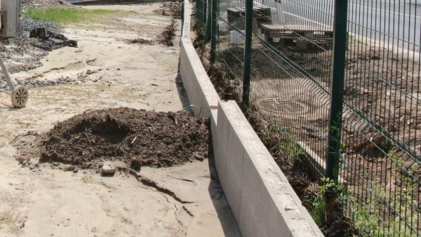 Der Abflussschacht neben Topors Grundstück soll baulich verändert werden. - © Freya Köhring