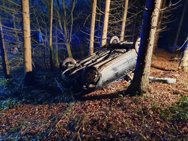 Der Wagen lag etwa 20 Meter von der Straße entfernt auf dem Dach. - © Jörg Mengedoht