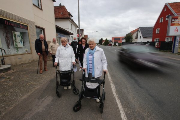 Nah an den Fußgängern rauschen die Autos auf der Salzufler Straße in
Wüsten an den Fußgängern vorbei. Die Seniorinnen und Senioren des Stifts Wüsten schildern der SPD-Landtagsabgeordneten Ellen Stock, welche großen Probleme sie mit der Verkehrssituation in ihrem Ort haben. - © SPD