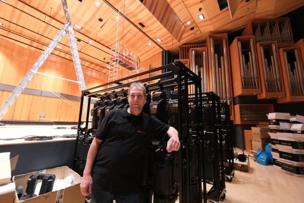 Es werde Licht: Manuel Kohler ist der Projektbeauftragte für die technische sanierung des Konzerthauses. Unter anderem werden 140 neue LED-Lampen installiert. - © Sven Koch