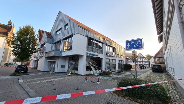 Scherben und Flatterband rund um die Volksbankfiliale in der Mittleren Straße. - © Marianne Schwarzer