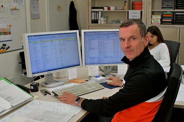 Ulf Köllner ist seit Kurzem CDO der Stadt Oerlinghausen. Als Chief Digital Officer ist er für die Umsetzung der digitalen Kommunikation intern und extern verantwortlich und er ist stellvertretender Leiter der Kämmerei. Im Hintergrund ist seine Mitarbeiterin Asya Akdeniz zu sehen. - © Gunter Held