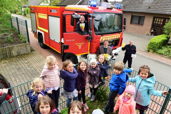 Im Rahmen der Brandschutzerziehung besucht die Feuerwehr Barntrup auch die Kindergärten, wie hier im vergangenen Jahr die "Zauberkiste". Die Kameraden wollen weitere Nachwuchskräfte gewinnen und daher eine Kinderfeuerwehr gründen. - © Archivfoto: Nicole Ellerbrake