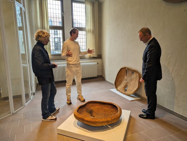 Stellen das Kunstwerk des Monats vor: Die Leiterin der Kulturagentur, Vera Scheef, Künstler Cengiz Hartmann und Verbandsvorsteher Jörg Düning-Gast. - © LVL