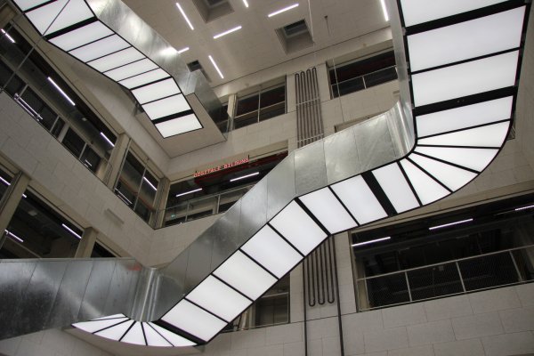 Mittelpunkt und Blickpunkt im Atrium ist die Treppe, die sich in die Höhe windet. - © Katrin Kantelberg