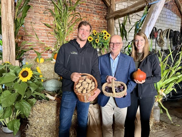 Hubertus Beringmeier (Mitte) stellte die Erntebilanz für Ostwestfalen-Lippe bei einer Pressekonferenz auf dem Hof von Stefan und Anne Vogelsang vor. - © Mareike Köstermeyer