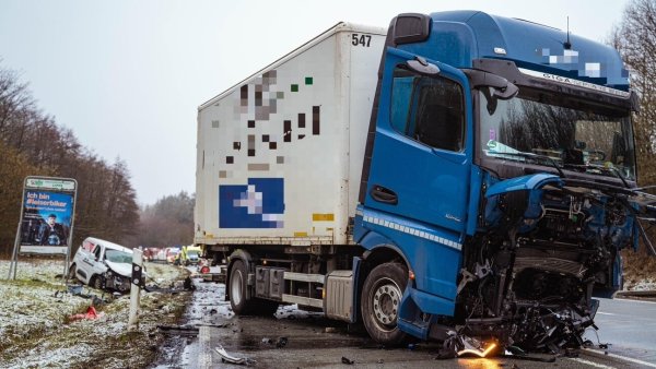 Auf der B1 hat es am Mittwochmorgen einen schweren Unfall gegeben. Drei Menschen kamen dabei ums Leben. - © Freitag TV