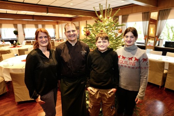 Im Restaurant: Nicole und Stefan Austmann und den Kindern Emma Sophie und Luis Benedikt. - © Peter Unger