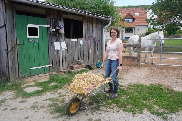 Auf dem Bauernhof gibt es immer etwas zu tun: Tiere füttern, den Stall misten und noch vieles mehr. Anna Kaiser hat vor vier Jahren den Betrieb ihrer Eltern in Bellenberg übernommen. - © Michaela Weiße