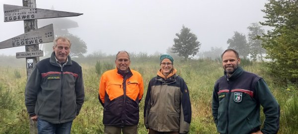 20 Freiwillige aus ganz Deutschland unterstützen das Bergwald-Projekt auf der Velmerstot.  Sie sorgen dafür, dass die wertvollen Flächen dauerhaft waldfrei bleiben. - © Till Brand