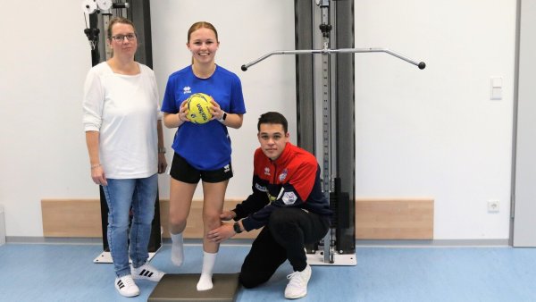Für das Foto ist es in den Kraftraum der Ulmenallee gegangen: (von links) Akademieleiterin Nina Lohmann, Tessa Budelmann und Physiotherapeut Fabian Reinsberger. - © Oliver König