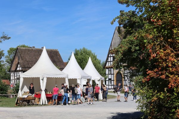 Die Flaniermeile des Museums erstreckt sich bis in das Paderborner Dorf. - © LWL/Gerstendorf-Welle