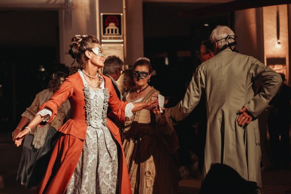Das Staatsbad Meinberg lädt zum Maskenball. - © Staatsbad Meinberg