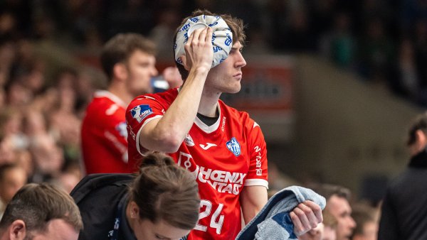 Lukas Zerbe musste in Göppingen bei einem Foulspiel von Josip Sarac schwer einstecken. Physiotherapeutin Frederike Saaksmeier (im Vordergrund) reichte ihm einen Kühlbeutel, damit das "Hörnchen" nicht dicker wird. - © Eibner-Pressefoto Info: 0172 837 4655