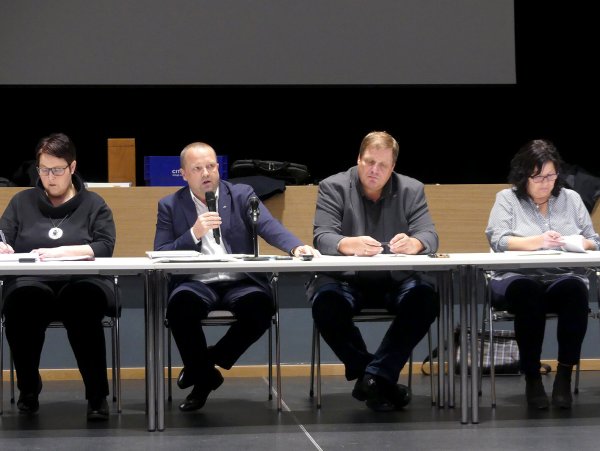 Ramona Lampe (von links), Bürgermeister Mario Hecker, Kämmerer Jens Hankemeier und "MVZ Kalletal"-Geschäftsführerin Andrea Batzer sitzen vor dem Rat der Gemeinde Kalletal im Bürgerbegegnungszentrum - © Rudi Rudolph