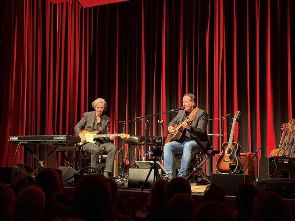 Der Hamburger Gitarrist und Produzent Uli Kringler (von links) spielt zusammen mit dem Detmolder Liedermacher Volkwin Müller ein Duett auf der Bühne der Alten Meierei in Blomberg beim Songfestival. - © Jan Schillmann