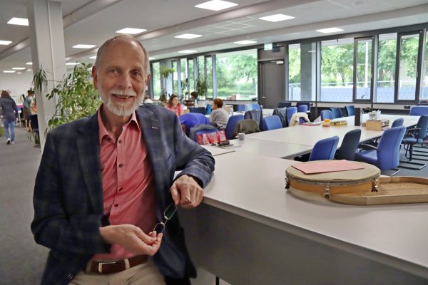Manfred Kurtz sitzt auf einem Hocker am Stehtisch im Teeküchenbereich des Lehrerzimmers. Es ist einer seiner Lieblingsplätze, wie er sagt. Auch wenn es ihn in dieser Form noch gar nicht so lange gibt. Foto: Birgit Guhlke - © Birgit Guhlke