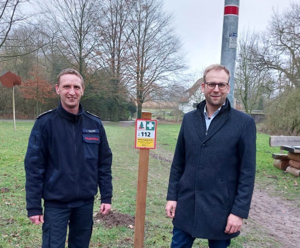 Der stellvertretende Leiter der Feuerwehr Barntrup, Ian Thomi, und Bürgermeister Borris Ortmeier an einem der neuen Rettungspunktschilder. - © Freiwillige Feuerwehr Barntrup