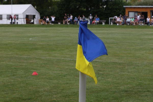 Der Sportplatz an der B1 in Sonneborn: Unter anderem hier spielt künftig die neue Spielgemeinschaft Sonneborn/Alverdissen. - © Oliver König