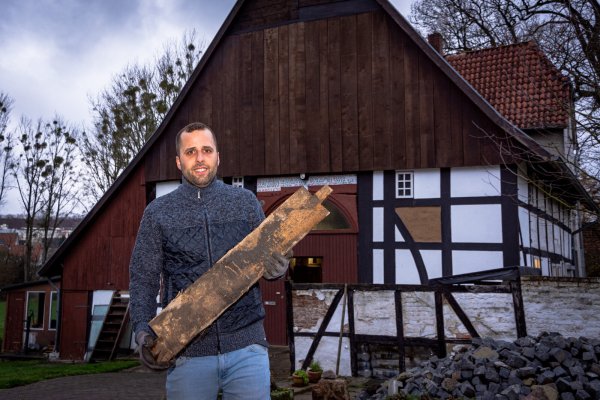 Vor rund einem Jahr hat Murat Erbach den Hof in der Sporker Straße erworben und ist seitdem dabei, das denkmalgeschützte Haupthaus in Eigenleistung zu renovieren. - © Raphael Bartling