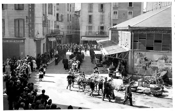 In Millau, der heutigen Partnerstadt von Bad Salzuflen, findet nach der Befreiung von den Nazis 1944 ein Trauerzug für einen ermordeten Widerstandskämpfer statt. - © Stadtarchiv Millau