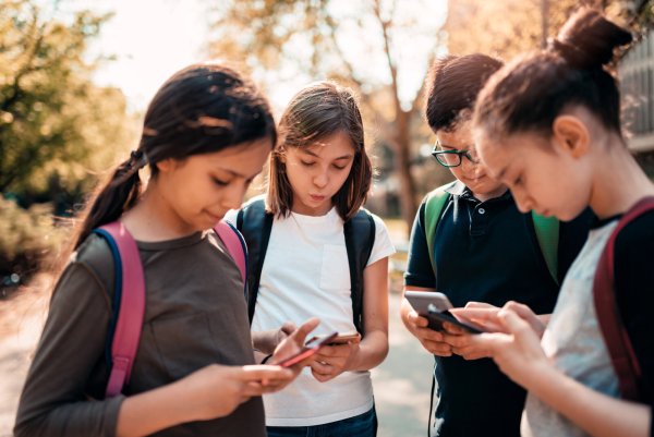 Smartphones werden auf Lippes Schulhöfen mehr und mehr zum Problem. - © kerkezz - stock.adobe.com