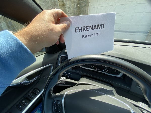 Freis Parken für Ehrenamtler - das ist aktuell vom Tisch. Die CDU hatte einen entsprechenden Antrag gestellt. Die Verwaltung hielt es für schwierig, das umzusetzen. Außerdem liefe es den Nachhaltigkeits-Zielen entgegen. - © Sven Koch