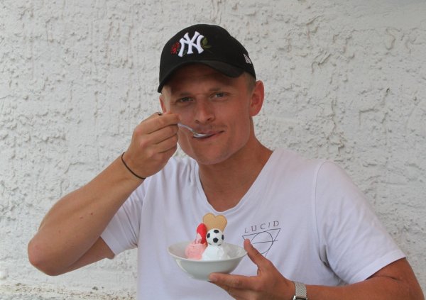 Ein rot-weißes Eis mit Fußball und Fußballschuhen schmeckt Marco Mescheder bei Daniele in Hiddesen. - © Sebastian Lucas(LZ)