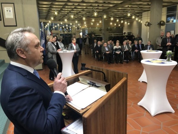 Dr. Roland Thomas spricht in der Empfangshalle im Rathaus. - © Thomas Reineke