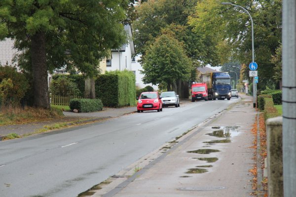 Die Fraktion FDP/Aufbruch C fordert ein strecken- oder zeitweises Park-und Halteverbot an der Haustenbecker Straße. - © Nadine Uphoff